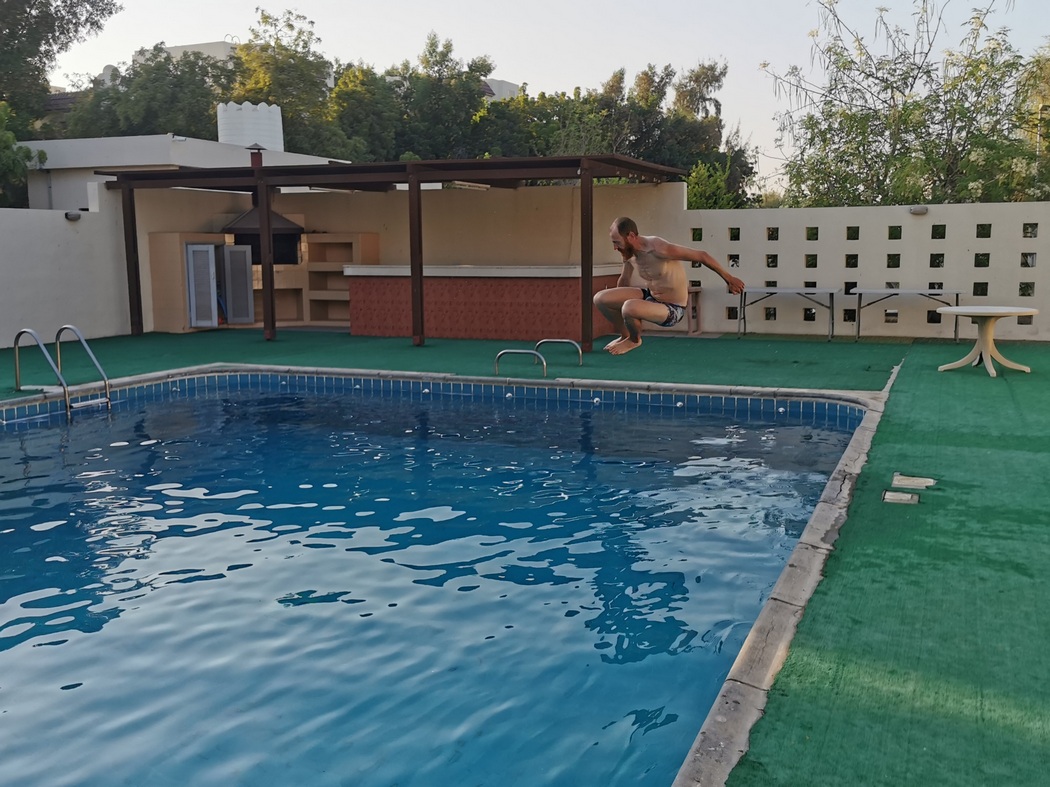 Tilmann springt in den Pool