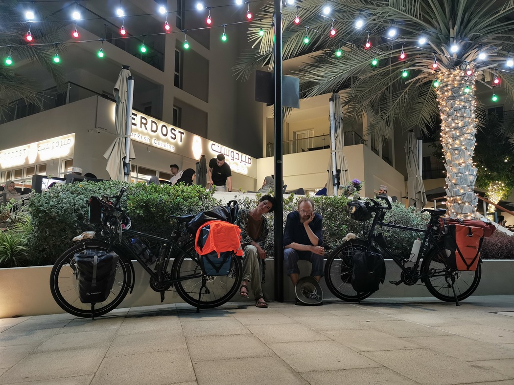 Mit den Fahrrädern an der Marina in Muscat