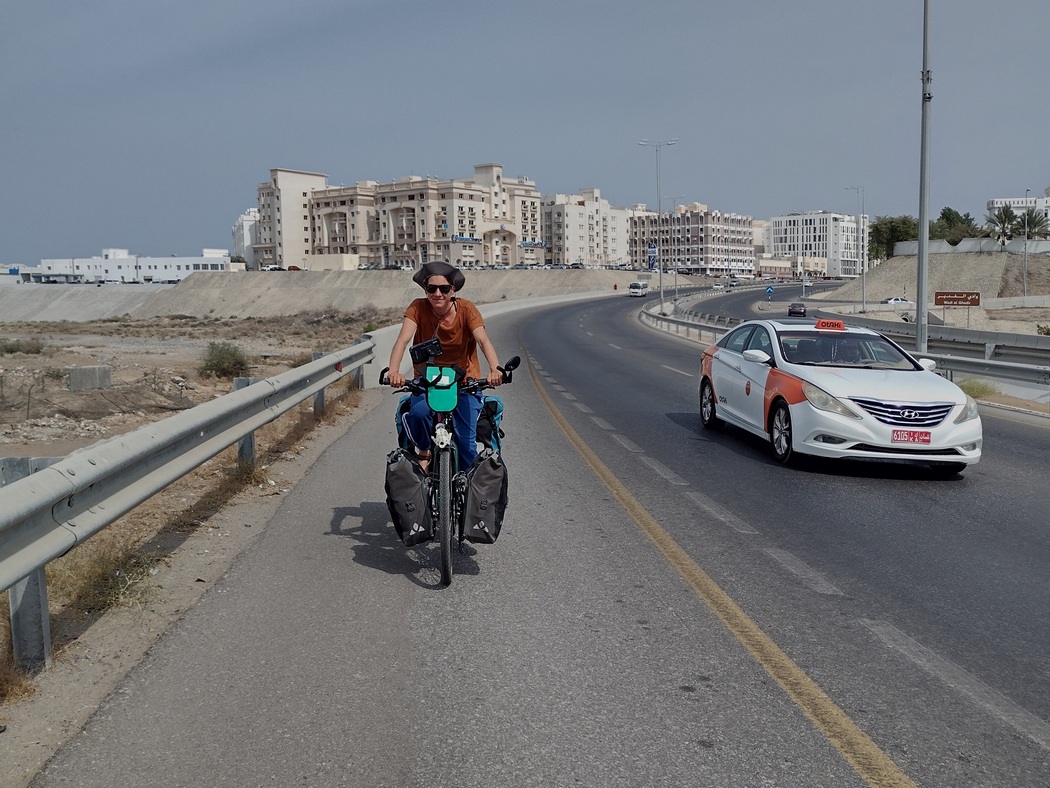Mit dem Fahrrad auf der Autobahn in Muscat