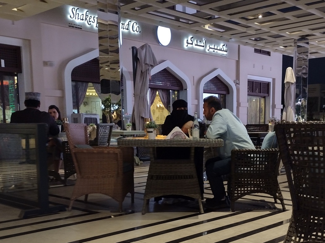 Omanisches Ehepaar beim Abendessen