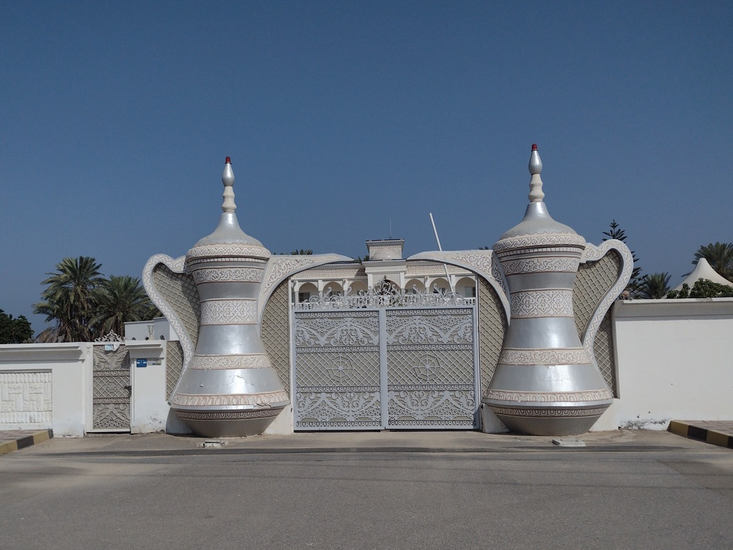 Mit Teekannen verziertes Eingangstor einer omanischen Villa