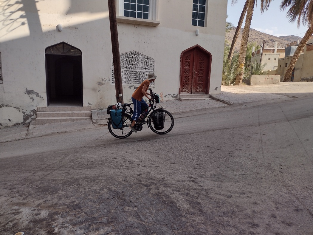 Mit dem Fahrrad durch ein omanisches Dorf