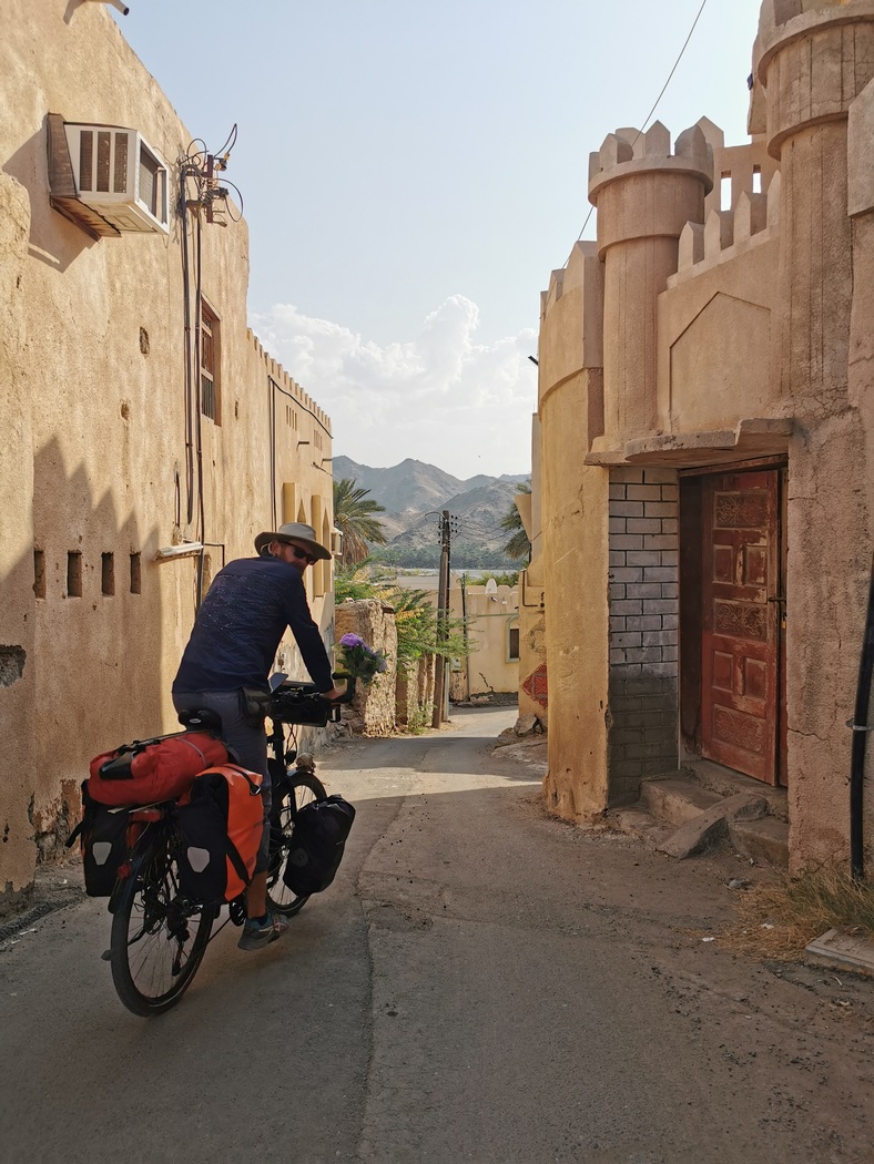 Mit dem Fahrrad durch schmale Gassen im Oman