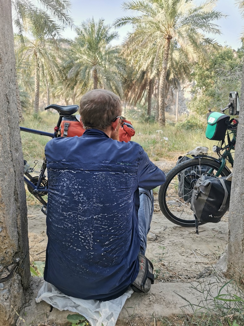 Rücken mit Salzflecken auf dem Hemd