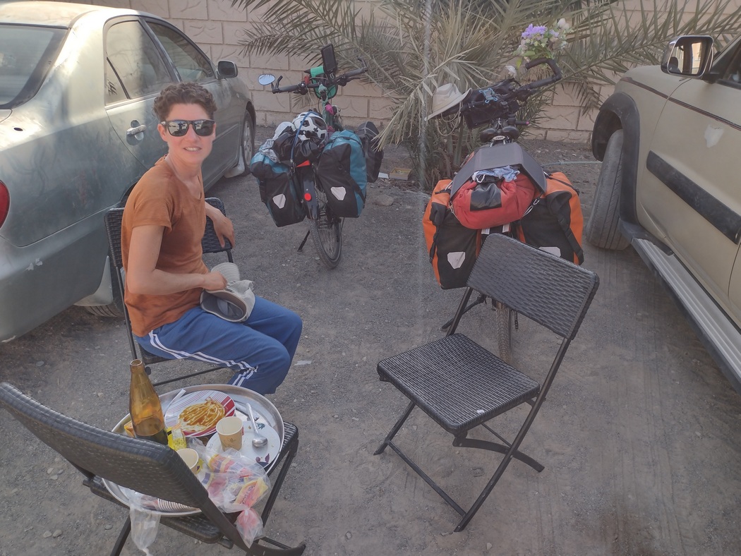 Frühstück auf Klappstühlen