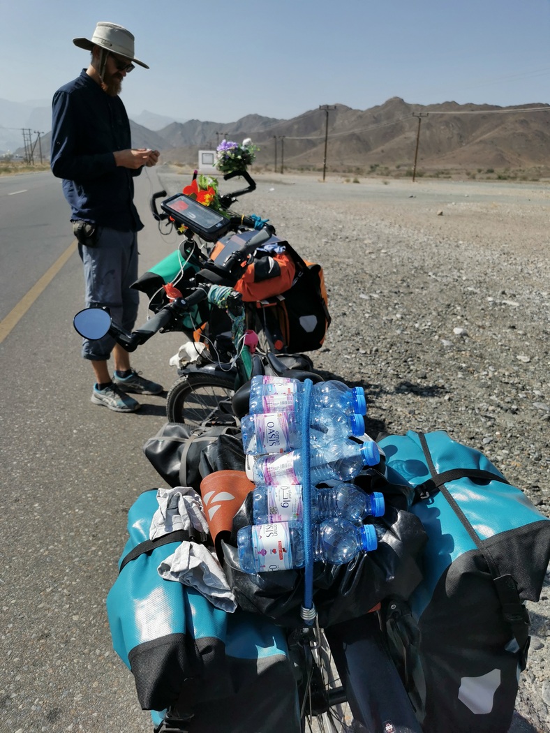 Viele Plastikflaschen auf Gepäckträger