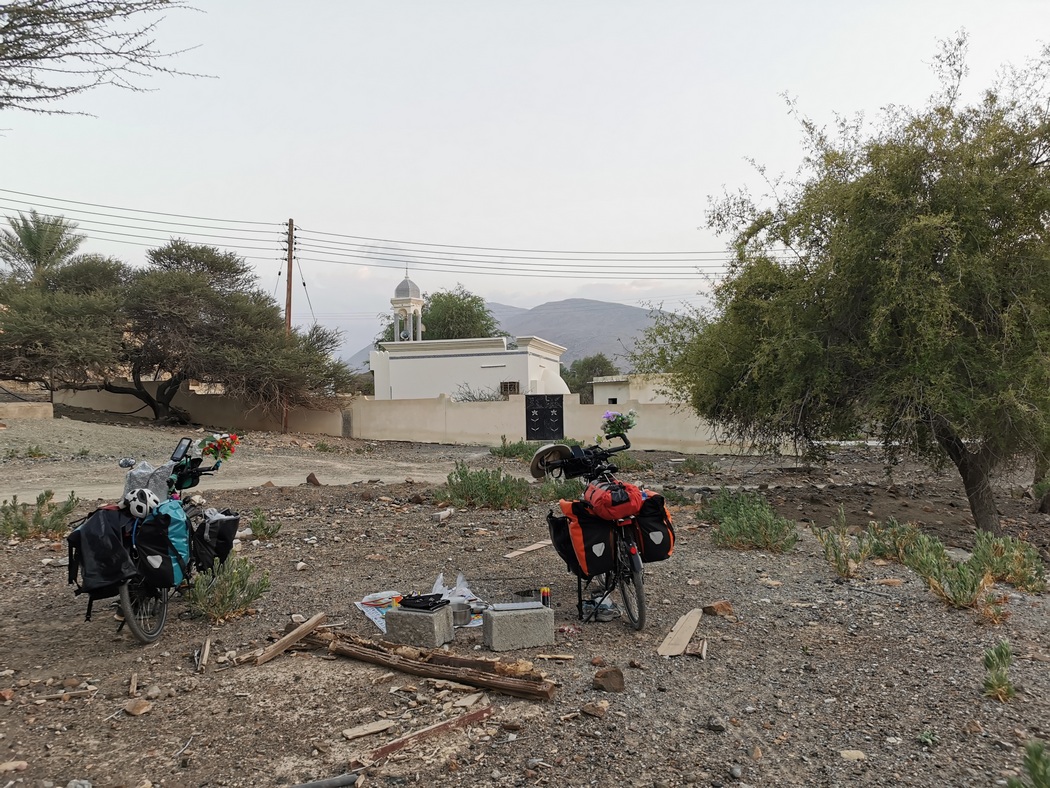 Zeltplatz neben einer Moschee