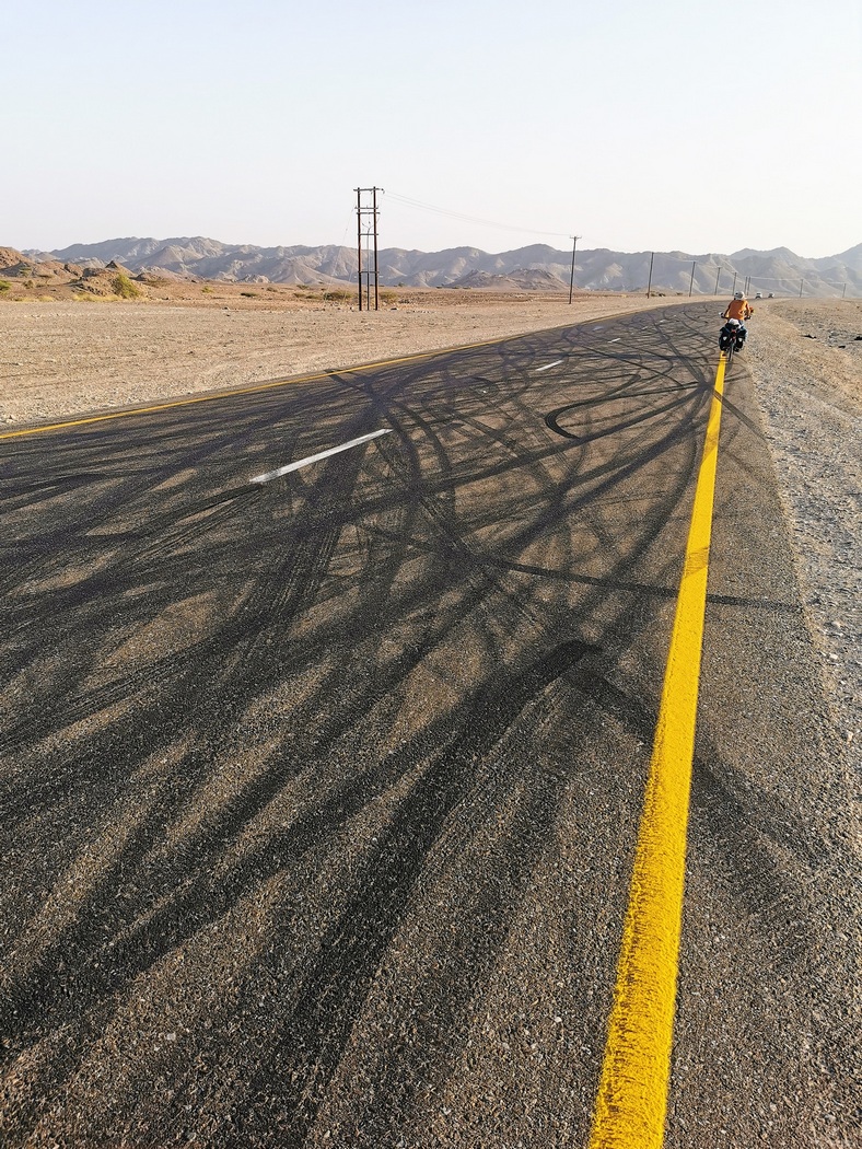 Reifenspuren auf Fahrbahn
