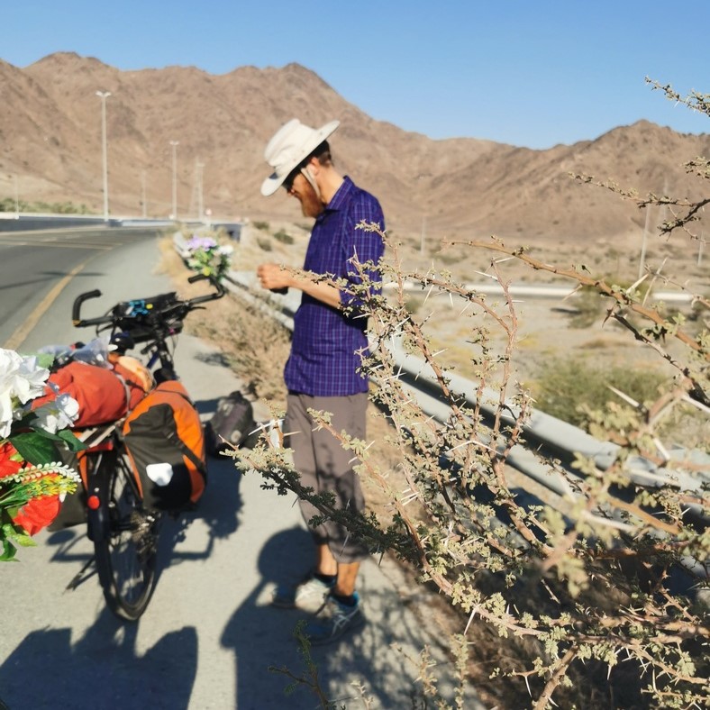 Busch im Vordergrund, dahinter Tilmann mit Fahrrad