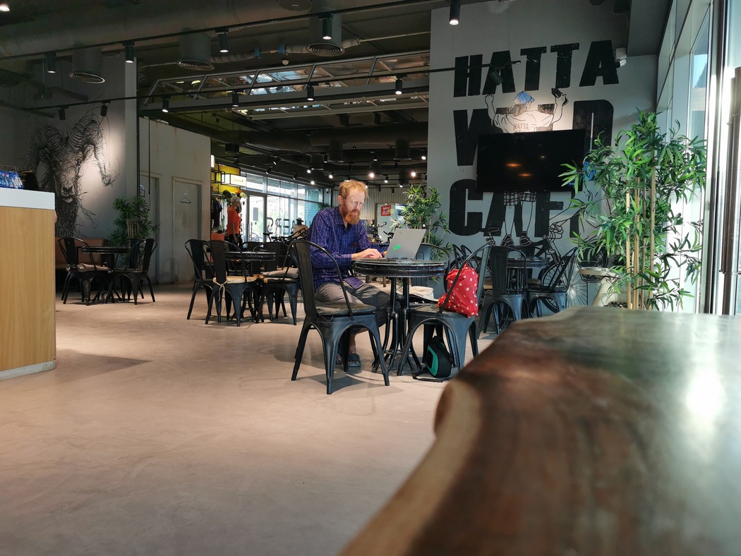 Tilmann arbeitet im Café am Laptop