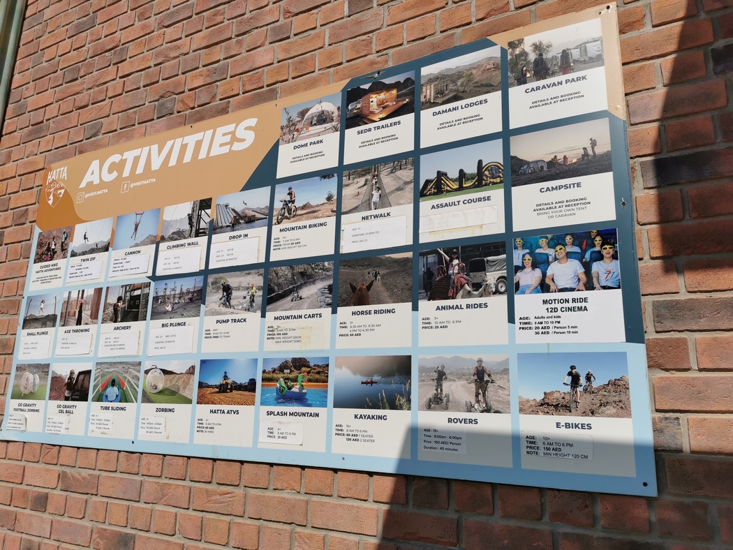 Tafel mit Aktivitäten, die im Hatta Wadi Hab angeboten werden