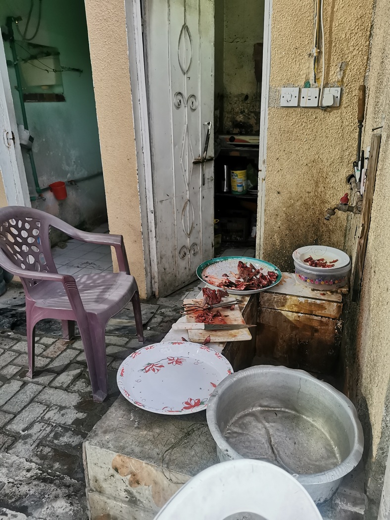 Außenwaschbecken auf dem Teller mit Fleisch stehen