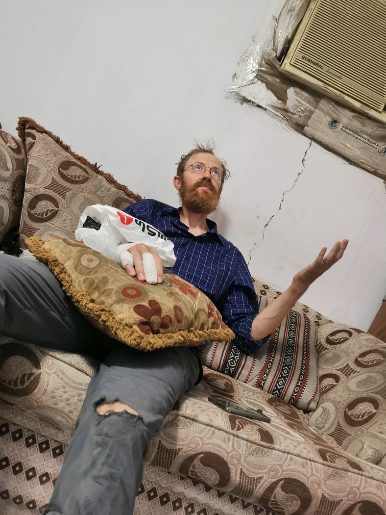 Tilmann mit verbundenen Fingern auf Sofa