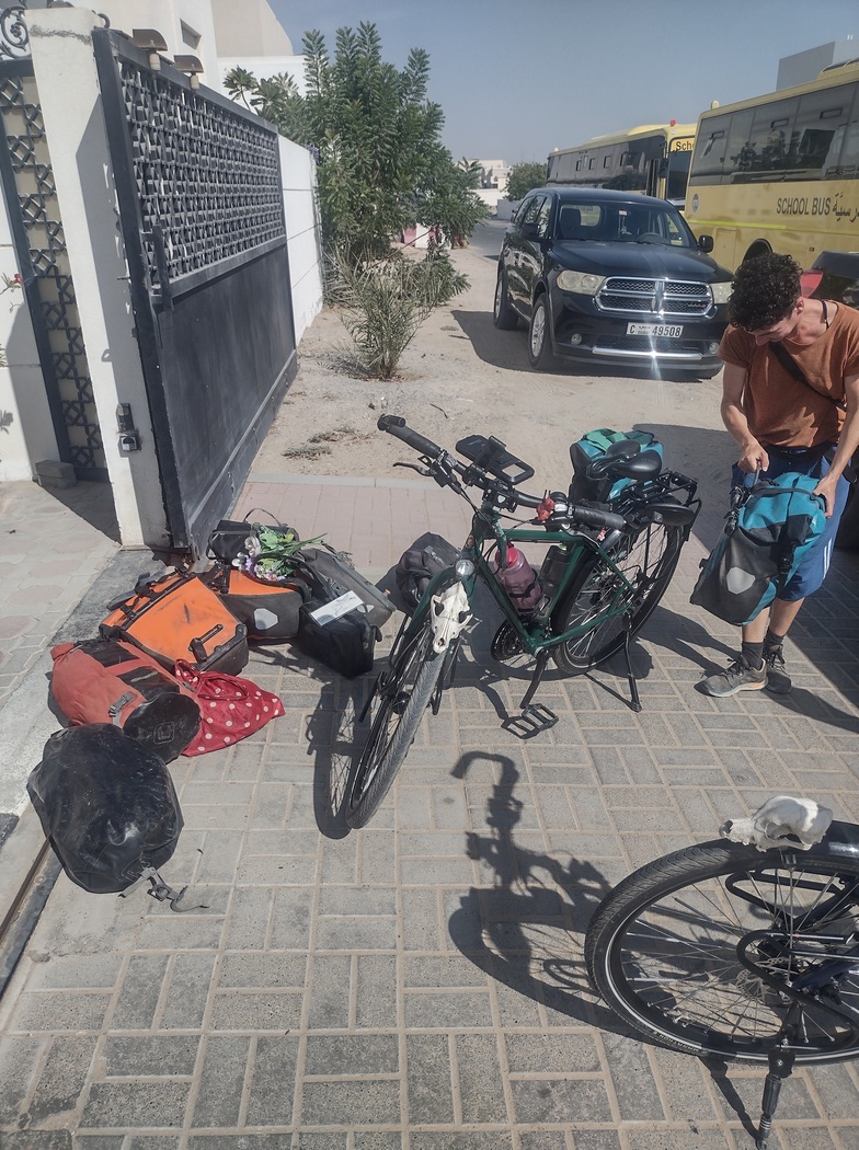 Fahrräder vor Einfahrt