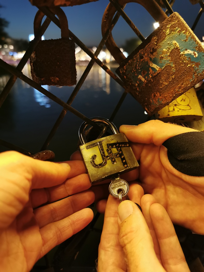 Schloss wird an Brücke gehängt