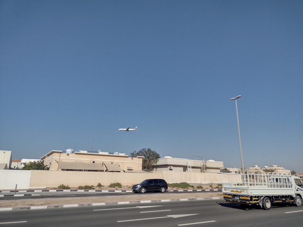 Flugzeug über Wohnviertel