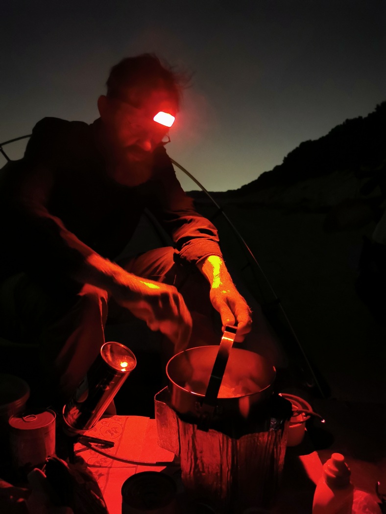 Kochen im Schein der Stirnlampe