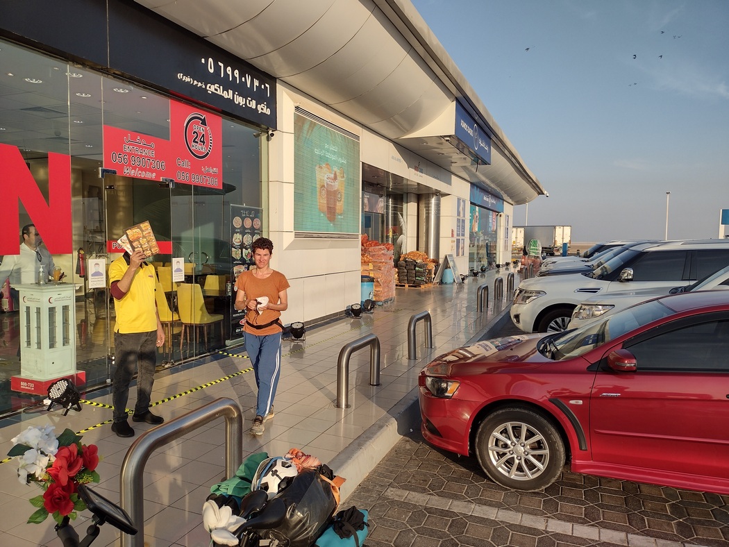 Personen vor Tankstellen-Shop