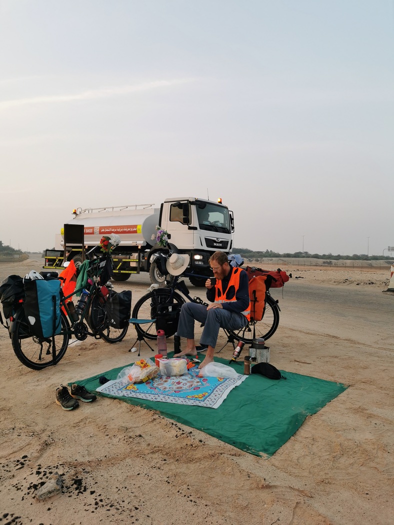 Frühstück neben Laster