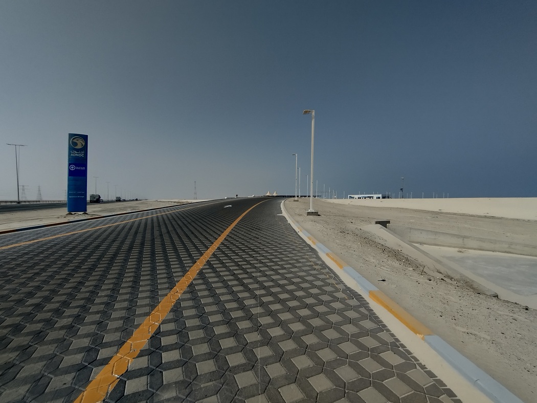 Ausfahrt zu einer Tankstelle