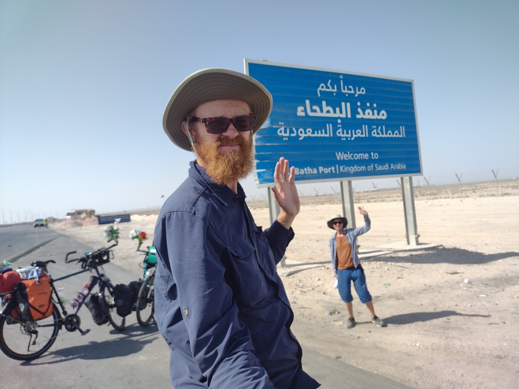 Vor dem Schild "Welcome to Saudi Arabia"