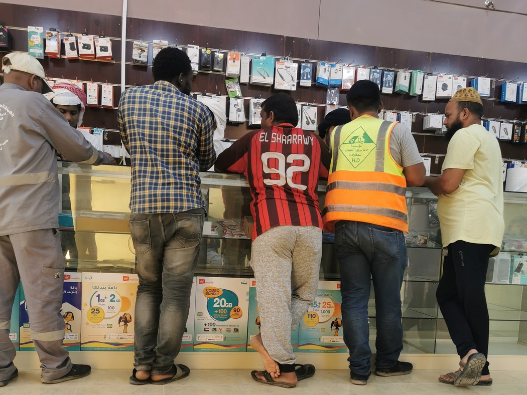 Schlange im Handyladen