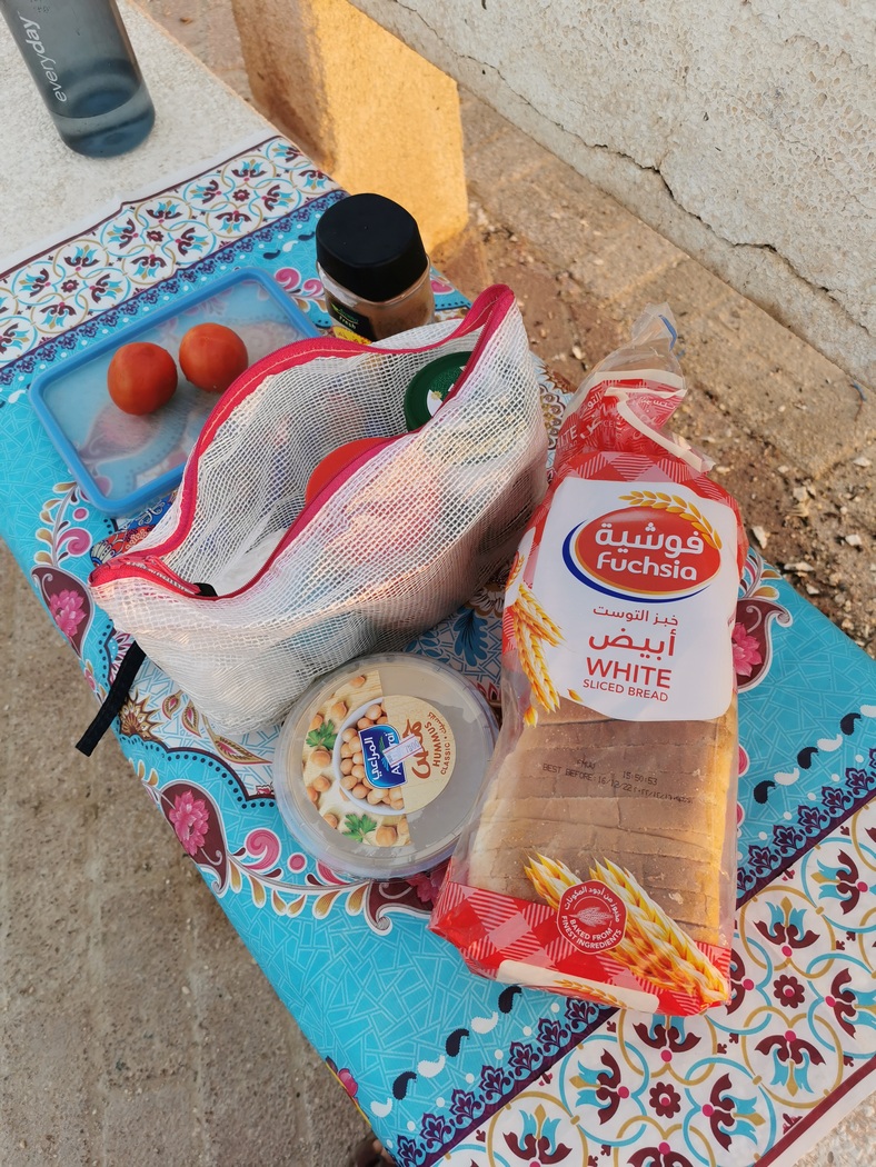 Frühstücksutensilien auf einer Bank