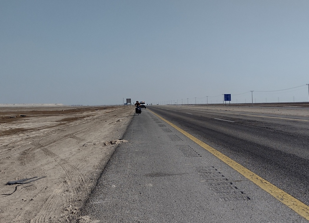 Fahrrad wird von Polizeiauto verfolgt