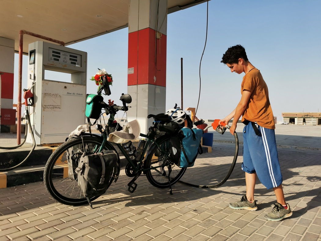 Fahrrad tanken an einer verlassenen Tankstelle