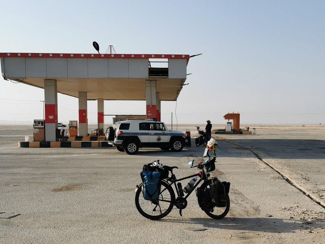 Polizeiauto und Fahrräder an verlassener Tankstelle