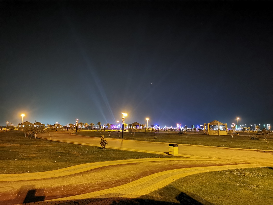 Riesiger menschenleerer Park