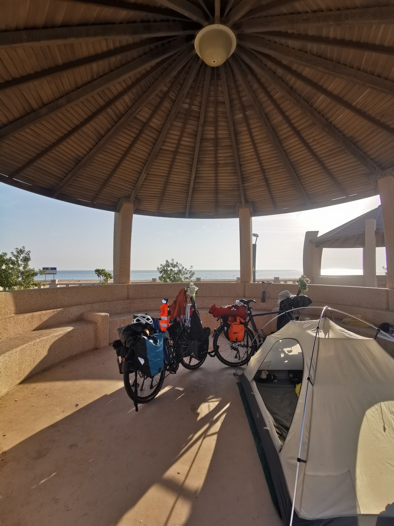 Picknick-Hütte, in der Fahrräder und Zelt steht
