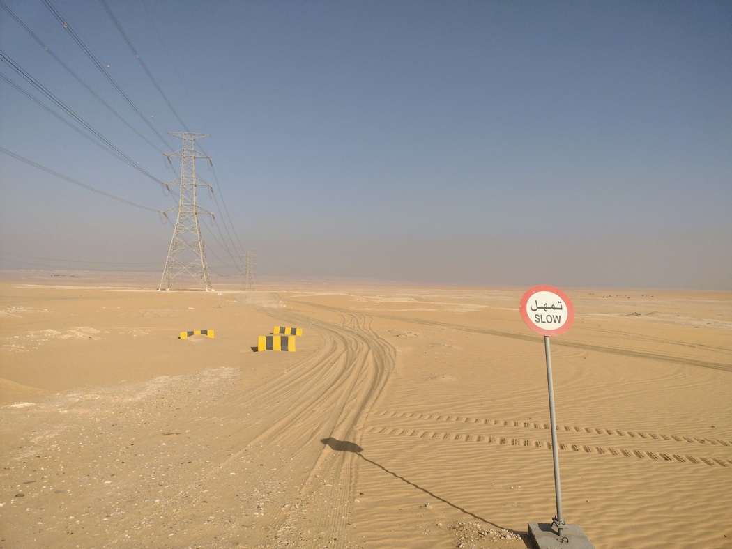 Fahrspuren im Wüstensand