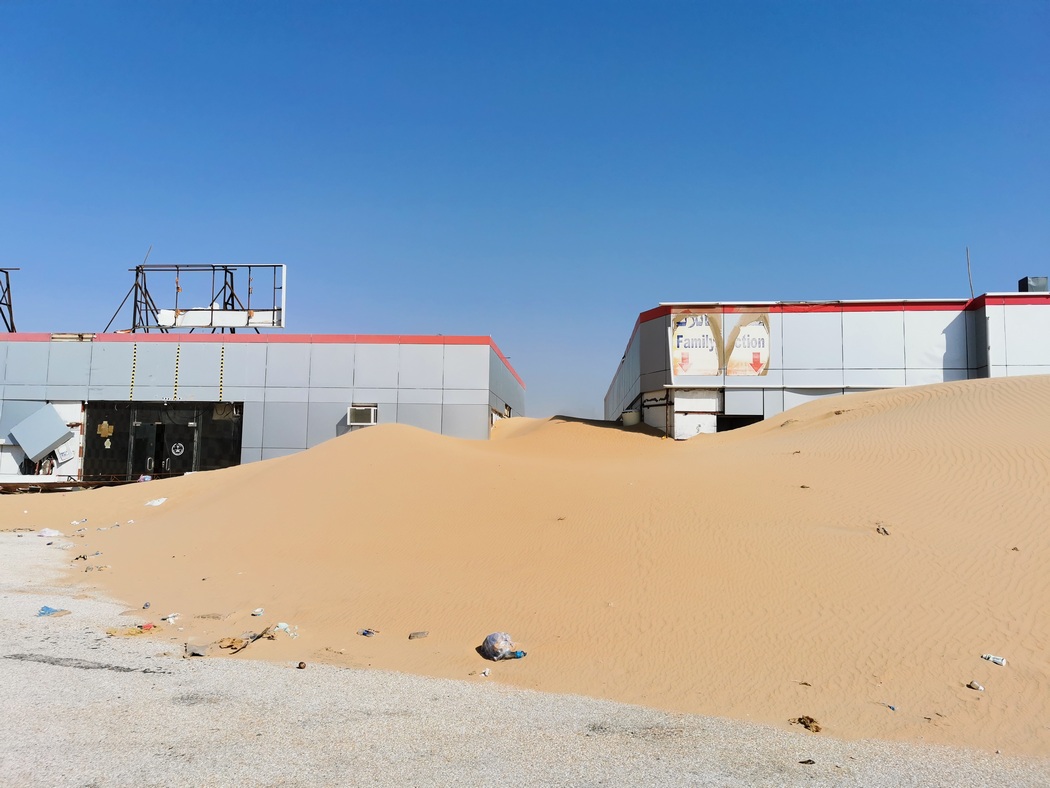 Sanddünen vor verlassenen Gebäuden