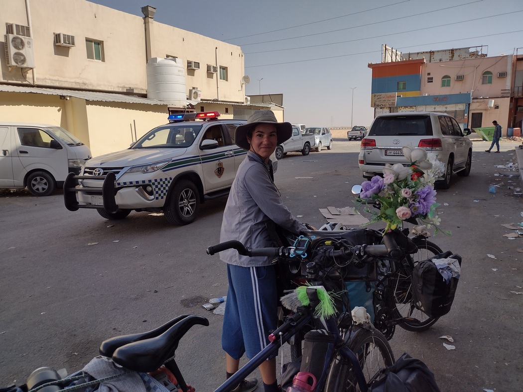 Polizist wartet auf uns, während wir Wasser kaufen