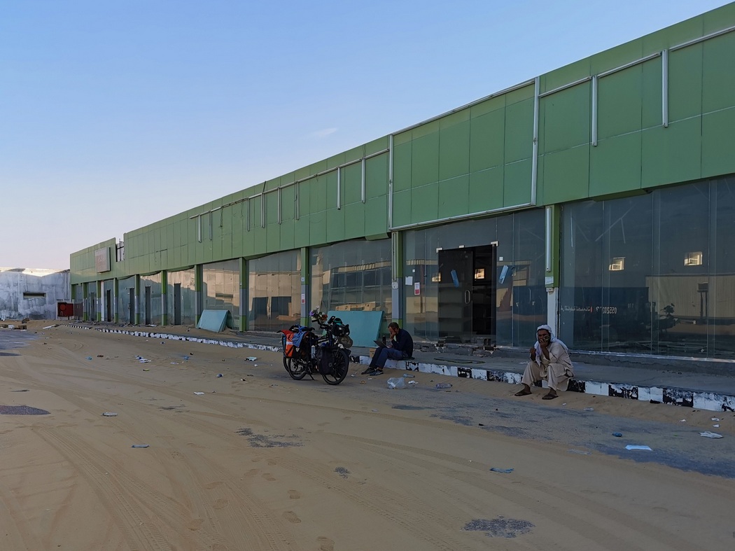 Pause an einer verlassenen Tankstelle