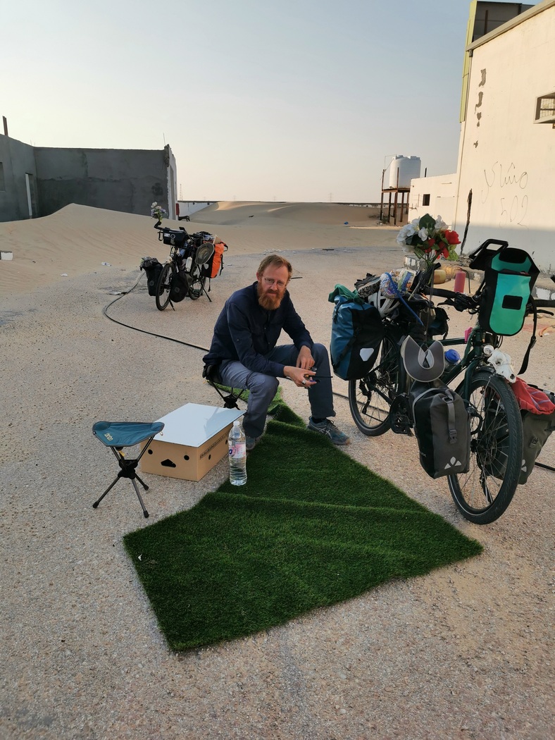 An verlassenen Tankstellen findet man brauchbare Dinge, um es sich gemütlich zu machen: Tischlein und Kunstrasen