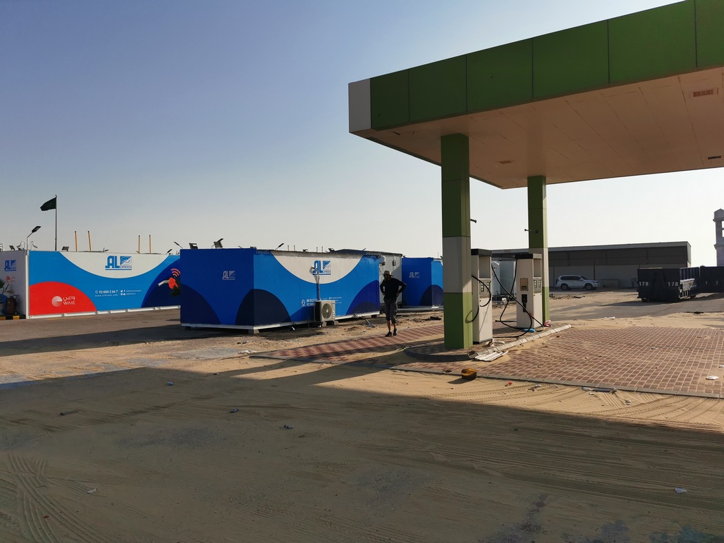 Vor die verlassene Tankstelle wurde eine neue Container-Tankstelle gestellt