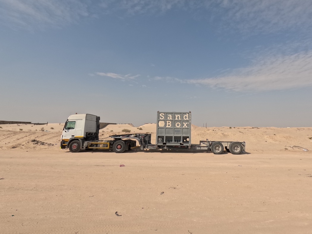 LKW in der Wüste mit Sand-Box als Fracht