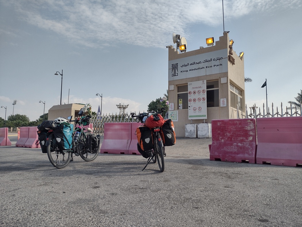 Fahrräder vor Schranke zu einem Park
