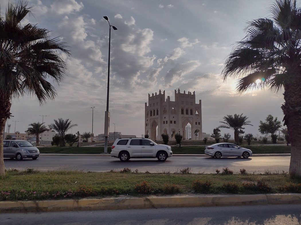 Kreisverkehr in Hofuf mit Stadttor