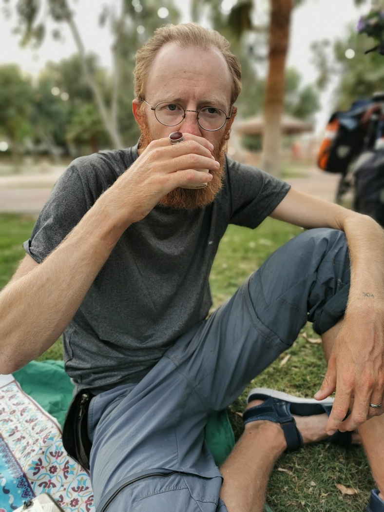 Tilmann trinkt Kaffee im Park