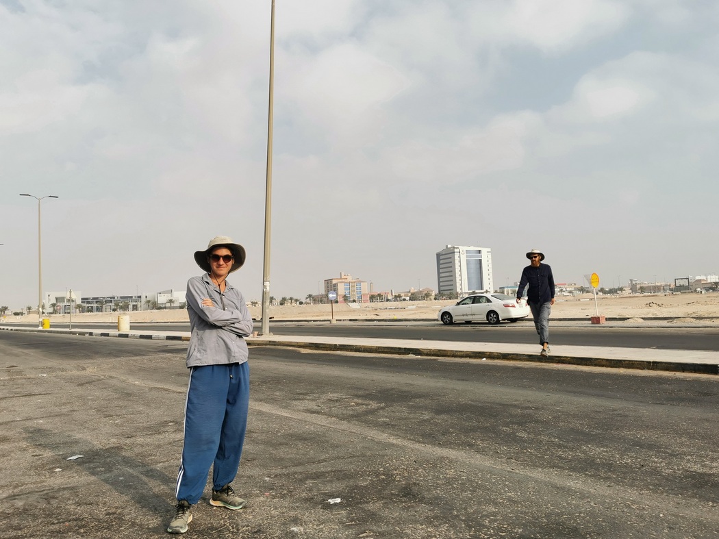 Julia und Tilmann auf einer Straße in Hofuf