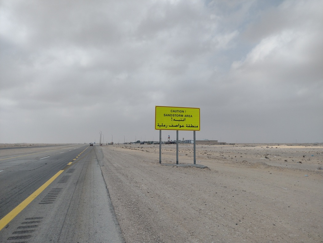 Straßenschild warnt vor Sandsturm