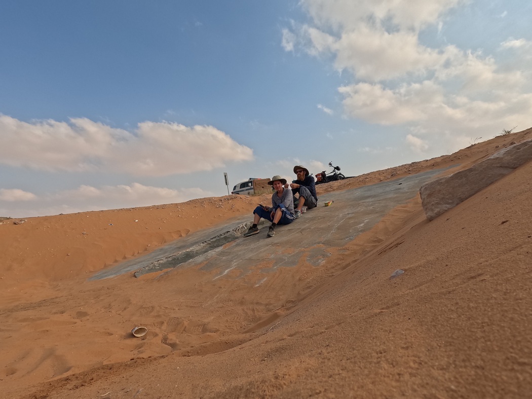 Pause auf einer Betonfläche, Polizei wartet