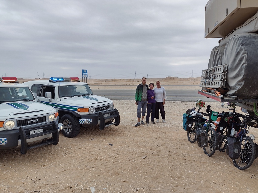 Kaffeepause mit Holländern unter doppelter Polizeibeobachtung