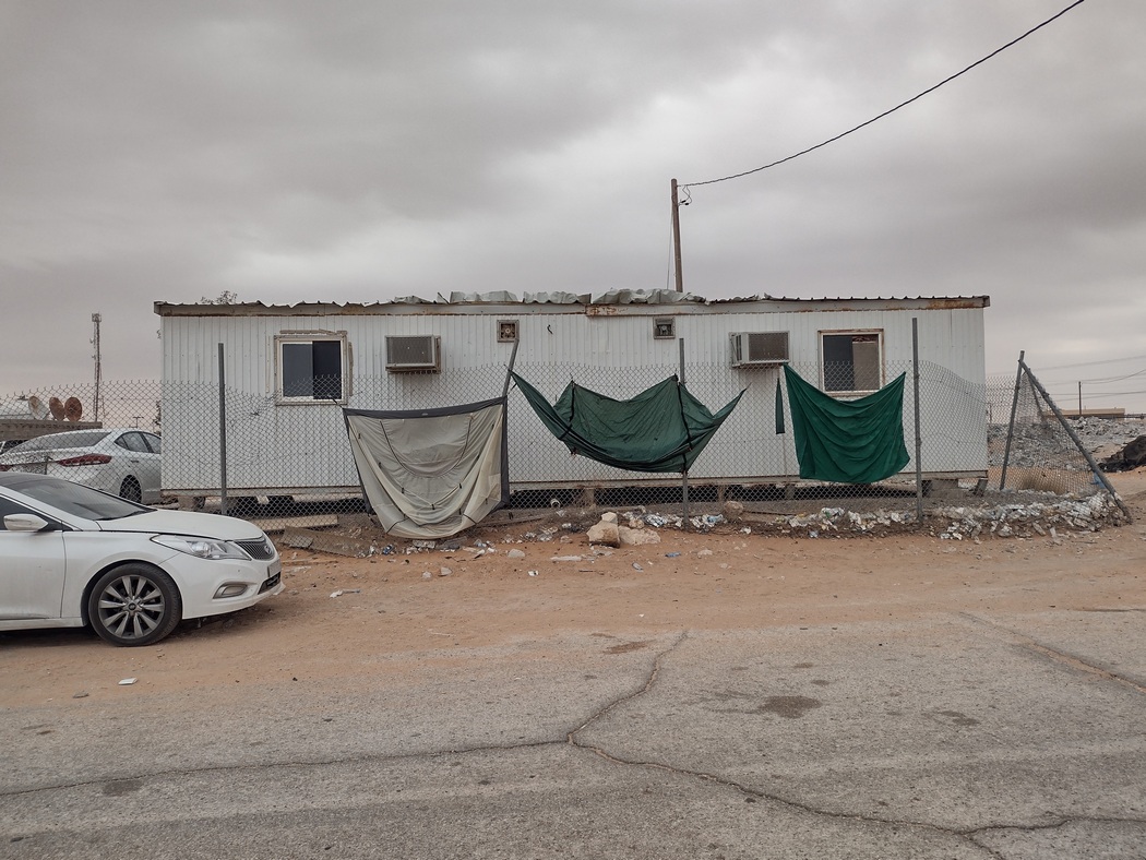 Zelt hängt an einem Zaun zum Trocknen