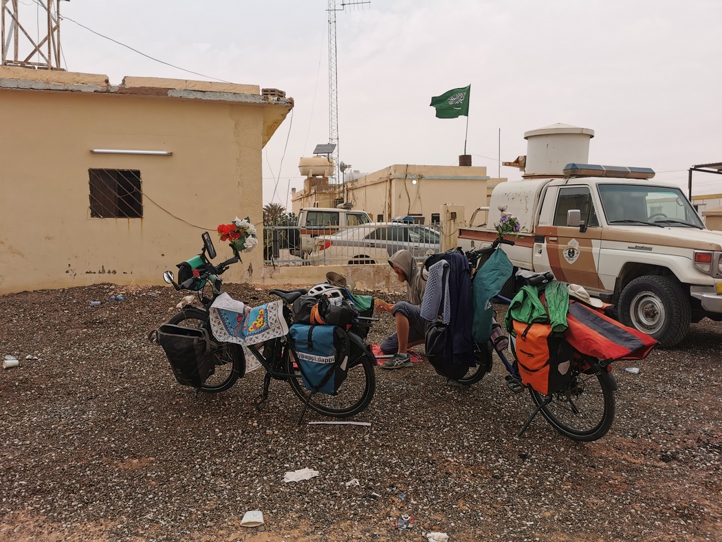 Pause vor einer Polizeistation