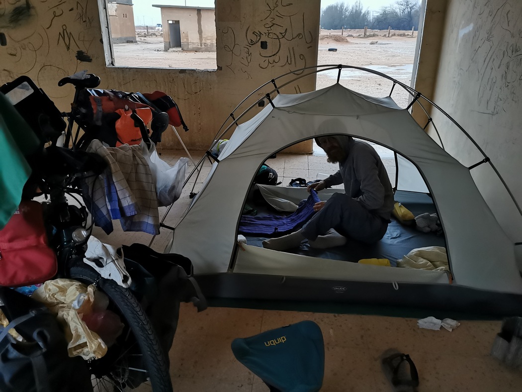 Zelt und Fahrräder in einem verlassenen Haus