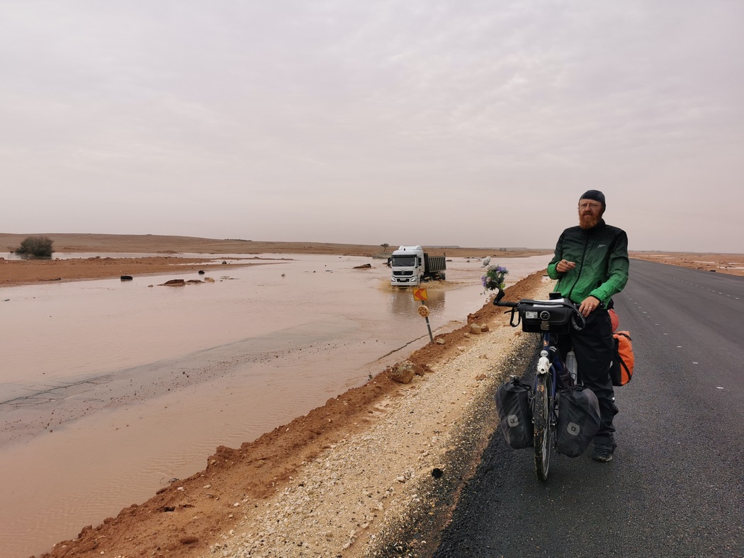 LKW fährt durch Wasser